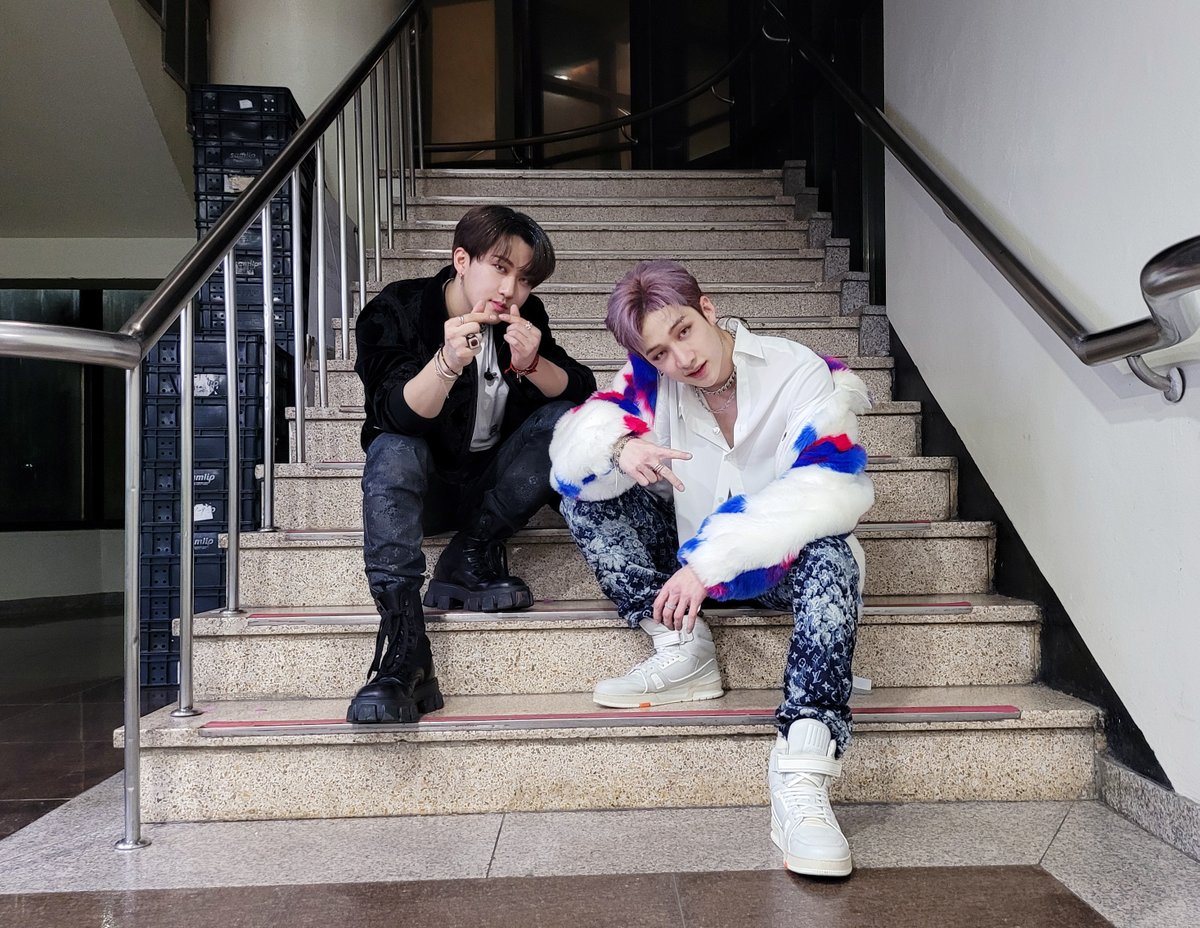 Stray_Kids's tweet photo. [스키지기]
STAY를 위한 오늘의 기똥찬 종합선물세트!!🎁✨ 하드캐리한 문제아🔥 방찬, 창빈, 현진의 유닛 무대부터❗ 숨 참고 본🙊 “Dionysus”와 “神메뉴”까지‼ 혹시 오늘 스키지기 생일인가요?😭

#StrayKids #스트레이키즈
#神메뉴 #GodsMenu
#YouMakeStrayKidsStay
#2020KBS가요대축제 https://t.co/ohHVhQqZxY