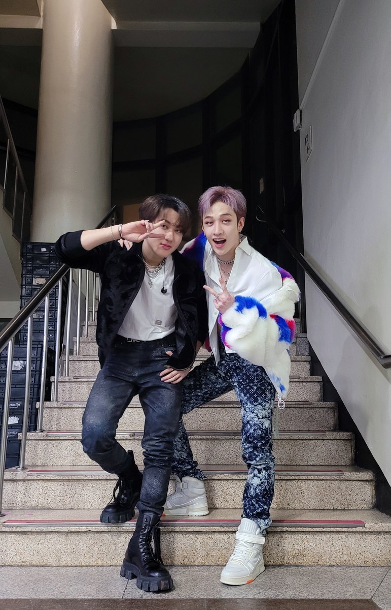 Stray_Kids's tweet photo. [스키지기]
STAY를 위한 오늘의 기똥찬 종합선물세트!!🎁✨ 하드캐리한 문제아🔥 방찬, 창빈, 현진의 유닛 무대부터❗ 숨 참고 본🙊 “Dionysus”와 “神메뉴”까지‼ 혹시 오늘 스키지기 생일인가요?😭

#StrayKids #스트레이키즈
#神메뉴 #GodsMenu
#YouMakeStrayKidsStay
#2020KBS가요대축제 https://t.co/ohHVhQqZxY
