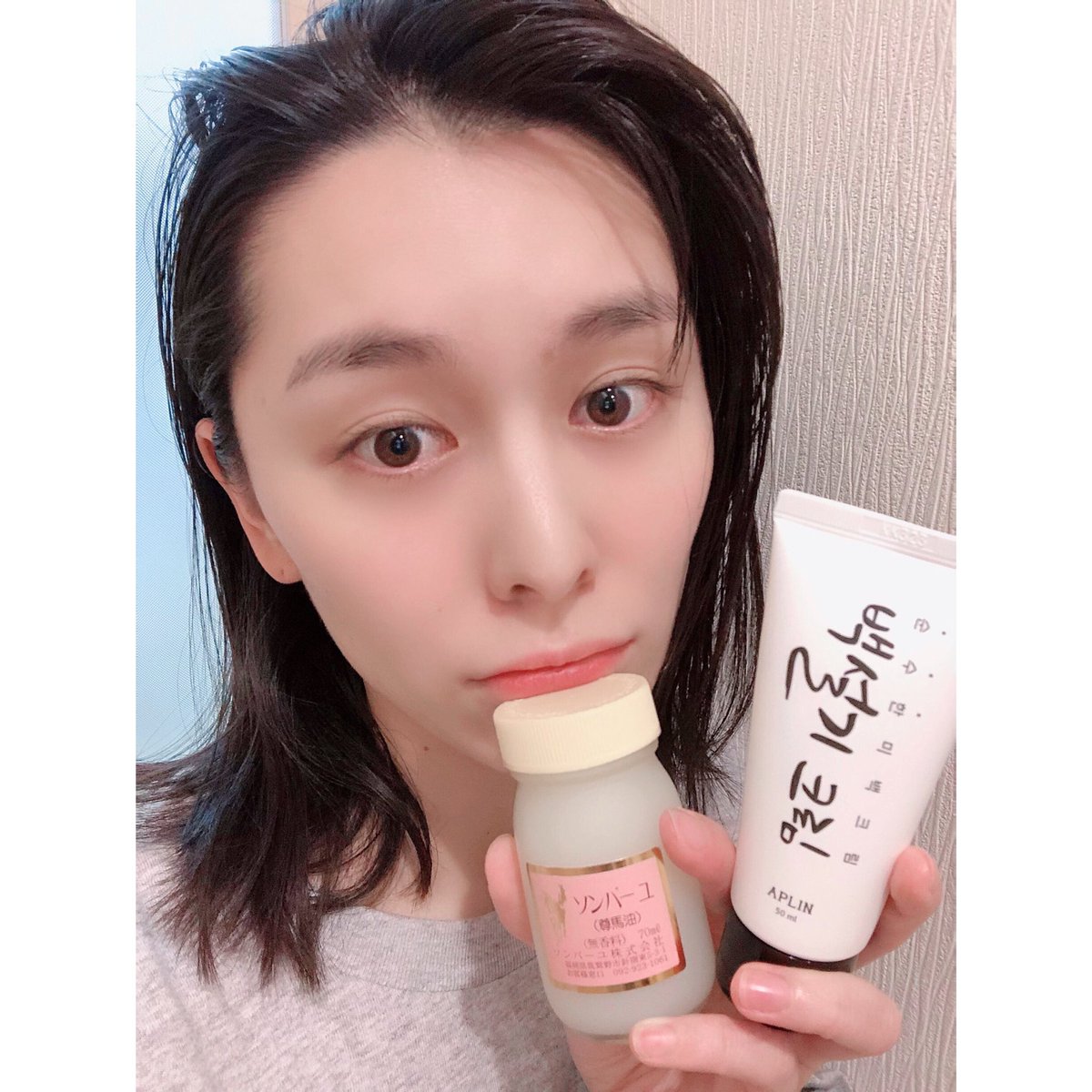 孝島 佑香 たかしま ゆか それより クレンジング後のソンバーユでマッサージするのとスキンケアをシロモチクリームで仕上げるので肌がふわもちだよ あと 自撮りの仕方が迷走してるよ あと 髪放置しすぎて家ではかきあげだよ ほんで このロンｔがめっかわ