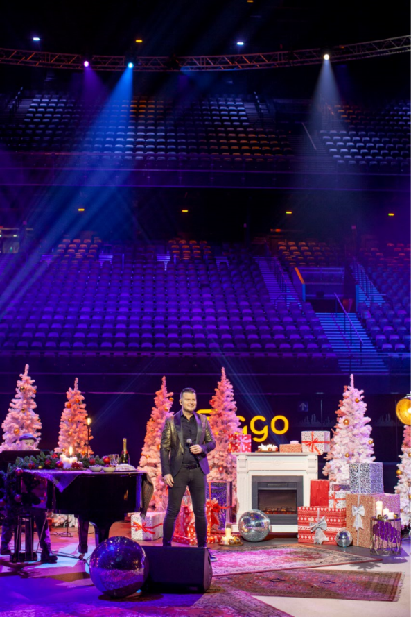 Over 5 minuten zie je <a href="/MikePetersonMp/">Mike Peterson</a> bij de Ziggo Xmas Show op Ziggo Kanaal 13 🙌  Naast zijn optreden daar zie je ook de registratie van 'Mike Peterson zingt Tom Jones' 😍 Wie mag dit niet missen? 👇 #ZiggoXmasShow  📸 Hans Weusten