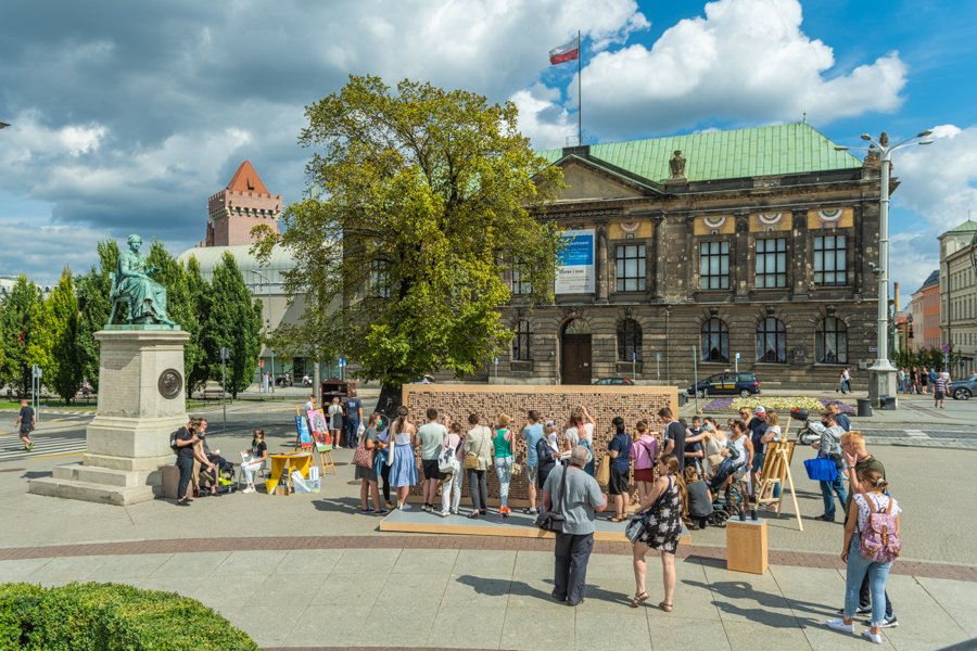 germanyintheeu's tweet photo. In the last six months the #DisappearingWall appeared all over #Europe. The citizens of Europe then made them “disappear” again. Thank you to @goetheinstitut for realizing such a unique interactive installation as part of #EU2020DE’s cultural programme! #GoetheForEurope https://t.co/2q3cSCFASd