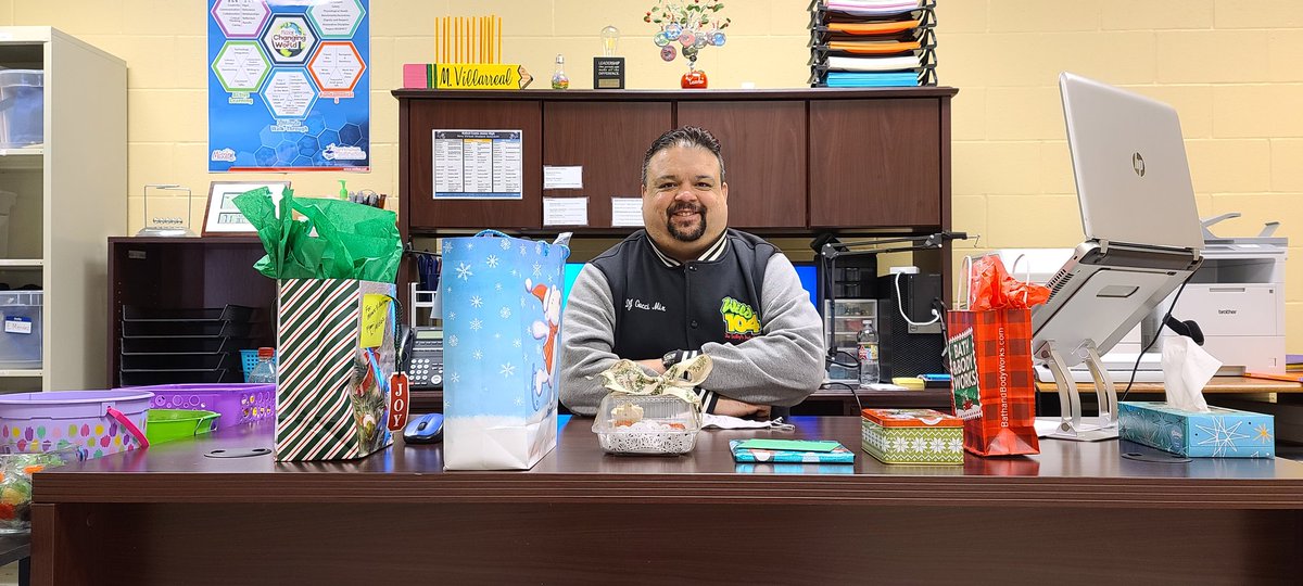 MarcosV1130's tweet photo. Some good vibes at work this week from campus administration and staff! https://t.co/Shc7bJ7D9O