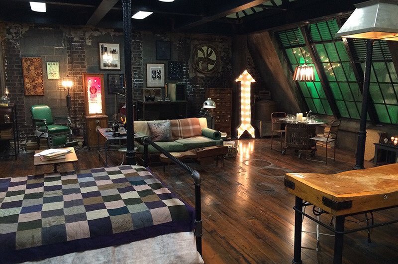 spicy_watson's tweet photo. I miss ed's apartment... and the neon green lights and his fun decor..... 😔 https://t.co/2nxCP5A5vy