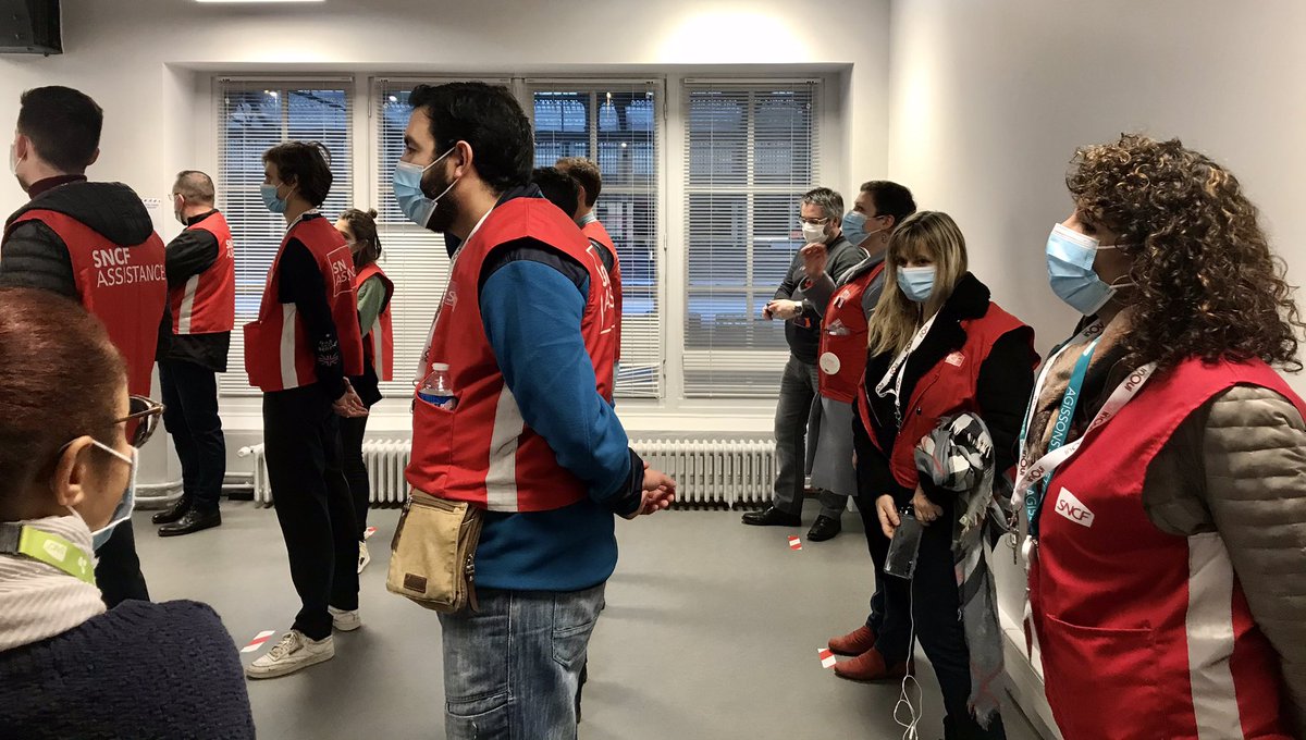 Les « Grands départs » commencent ! Du monde à Gare de Lyon, avec 100% des #TGV en circulation. Nos agents sont ravis de cette vie revenue, nos clients heureux de bouger, 100% 😷. Les Gilets rouges se préparent pour vous, dans toutes les gares de France. Bonnes vacances à tous.