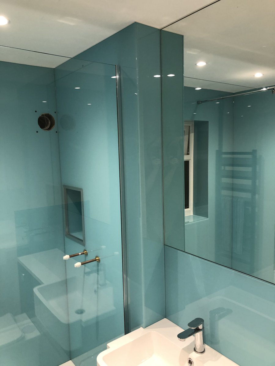 ClearGlassCB24's tweet photo. At Clear Glass we can make your design dreams a reality! 💭
Just take a look at this bathroom including shower wall splashbacks, a shower screen and a mirror. All installed by our expert fitting team! https://t.co/vVeQL9EZzW