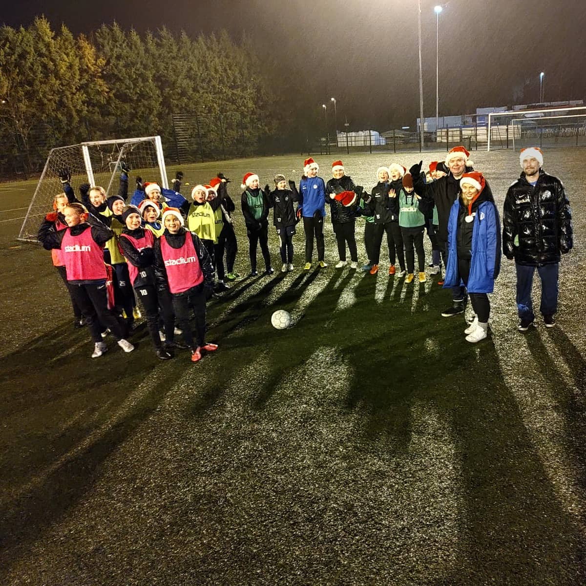 FCEspooT0809's tweet photo. Mitä kummaa tapahtuu Leppävaarassa, kenttähän on tonttuja täynnä?! Menossa @fcespoot0809 joukkueen vuoden viimeiset ohjatut treenit ja joukkueen oma tonttu cup 🎄💙⚽️ @FCEspoo https://t.co/zBiVjrCEcu
