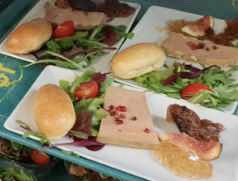 ggrandjean's tweet photo. Très très bon repas de #Noel realisé par les équipes @LyceeSchuman. Foie gras, plats, bûches et chocolats 🍫 #faitmaison #qualite. Un grand #merci aux agents et excellentes fêtes à tous 🎉 #Haguenau @acstrasbourg @regiongrandest https://t.co/KmlTJvBHmy