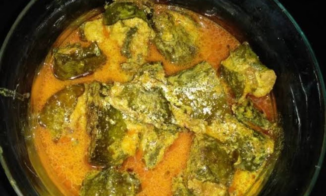 using Masoor daal paste or chana Besan, spices and khatai. These leaf-daal rolls are then steamed, cut into coin size pieces n deep fried in mustard oil. It's eaten like Pakodas and added to garam masala gravy. Taste, just don't ask!!