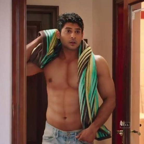 HUMPTYSHARMA KI DULHANIYA (2014)     "ANGAD "Though it was a short cameo the impact was great!A perfectionist is what he was in short!!Well it was Kavya's bad..warna who would choose Humptyover Angaduparse doctor bhi hainPs- Sid ka accent n looks topnotch!