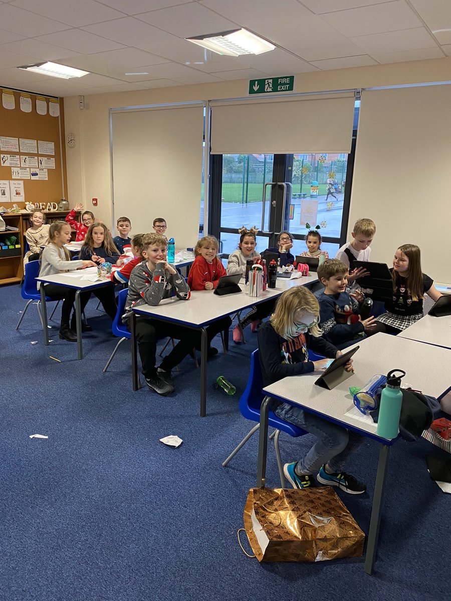 OSJ_Y5M's tweet photo. HAVE A WONDERFUL CHRISTMAS! 🎄🎅🏼✨ thank you for all your generous gifts, I will miss you all 💙 https://t.co/uEr1uEv8pC