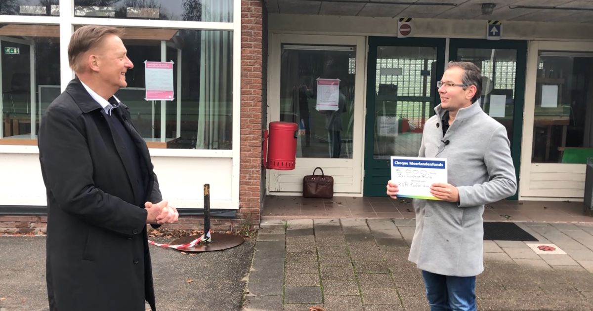 Drie Amstelveense sportclubs hebben een bijdrage ontvangen van het <a href="/meerlanden/">Meerlanden</a> fonds. <a href="/KVAKorfbal/">KVA Korfbal</a>, <a href="/HIChockey/">Hockeyclub HIC</a> en @Amstel_de ontvingen een cheque. Van harte gefeliciteerd! Meer info ➡️ bit.ly/38bkMWA