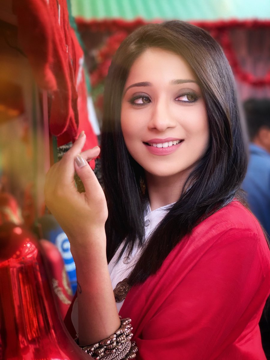 VrushyyMehta's tweet photo. An eye for photography ❤️
My gal has it @shivangijoshi18 ❤️
P.s: Chalo jao mein tumari photo kheechu awww 🥺 will miss ya ❤️
MUA: @johar_khan786 
#yehrishtakyakehlatahai #yrkkh #photography #friday https://t.co/nCSoacAc8a