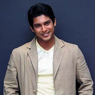 Well....a random thought!!Here's a thread of actor  @sidharth_shukla × his on screen characters!!!In short...A look into variations of his work!!His choice of work is always>>>BABUL KA ANGAN CHOOTEY NA     (2008-2009) "SHUBH RANAWAT"   The Boss!!