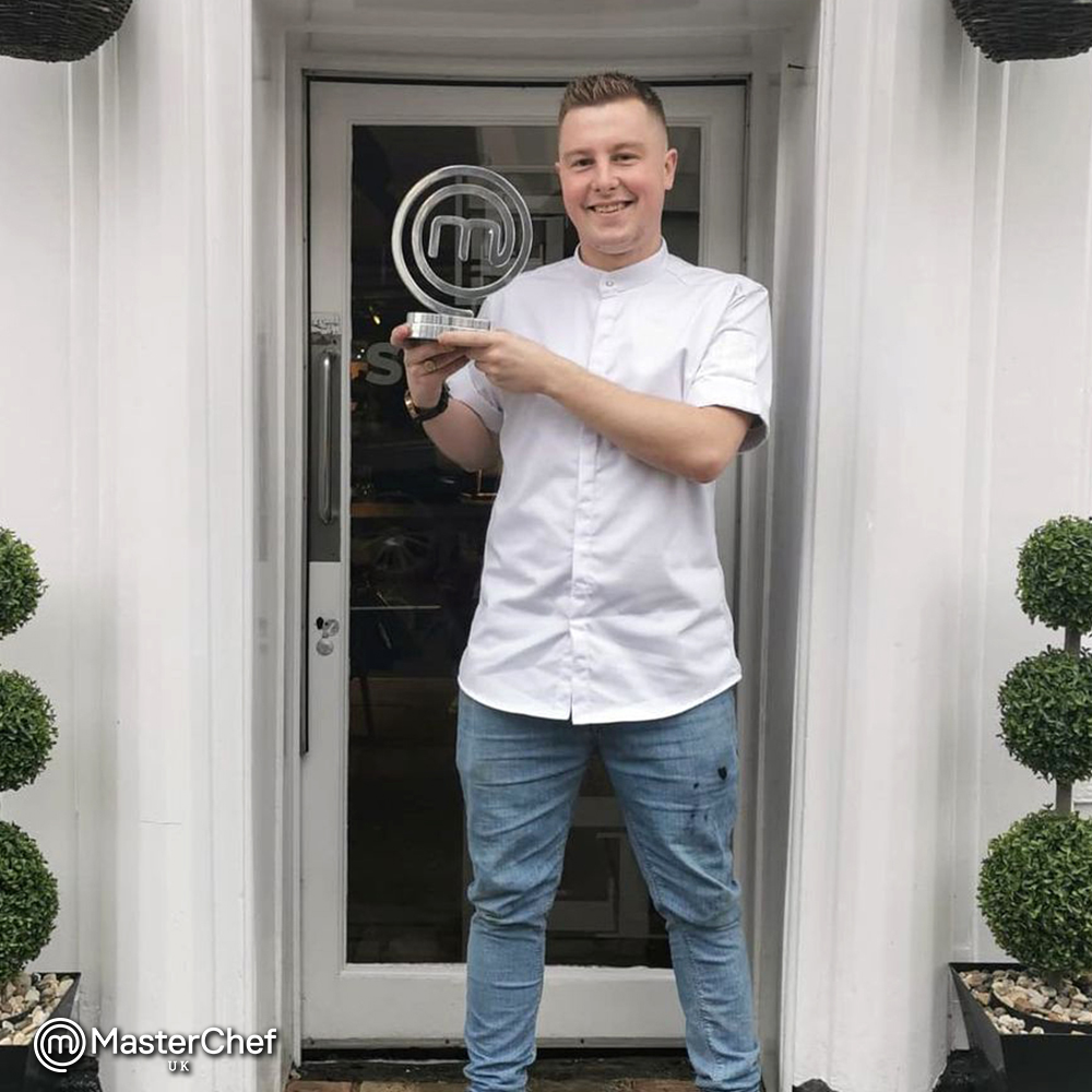 MasterChefUK's tweet photo. Our 2020 #MasterChefUK The Professionals Champion has his trophy 🏆 Congratulations Alex! 🎉
Could you be next? We’re looking for Professional Chefs for next years series, applications are open now! 👉 https://t.co/c6cpW2jgMC https://t.co/GsSwf9GdJq