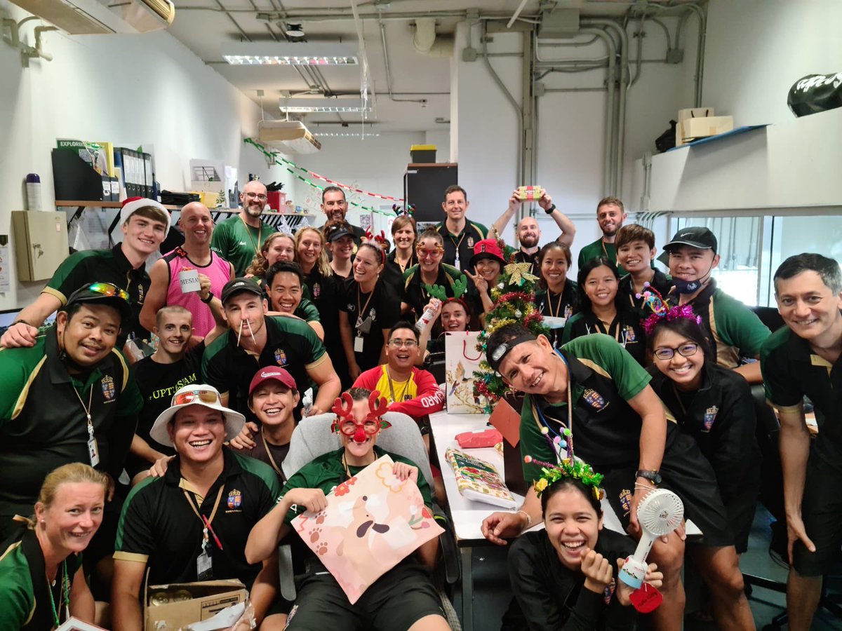 HAtkinsonPE's tweet image. 18 weeks since the big move! Big thanks to this bunch for making it so easy #christmasawayfromhome #pedepartment #newschool #firsttermdone