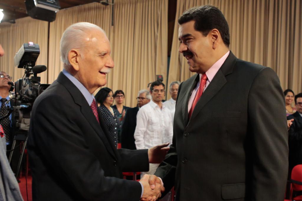 NicolasMaduro's tweet photo. La vida de nuestro hermano José Vicente Rangel es un ejemplo de lucha permanente por los ideales de justicia e igualdad. Sé que vivió a plenitud cada etapa, y nos enseñó mucho en este largo y complejo camino de transformación. Hoy cambió de paisaje un amigo y un maestro. QEPD https://t.co/SzozCHWEZc