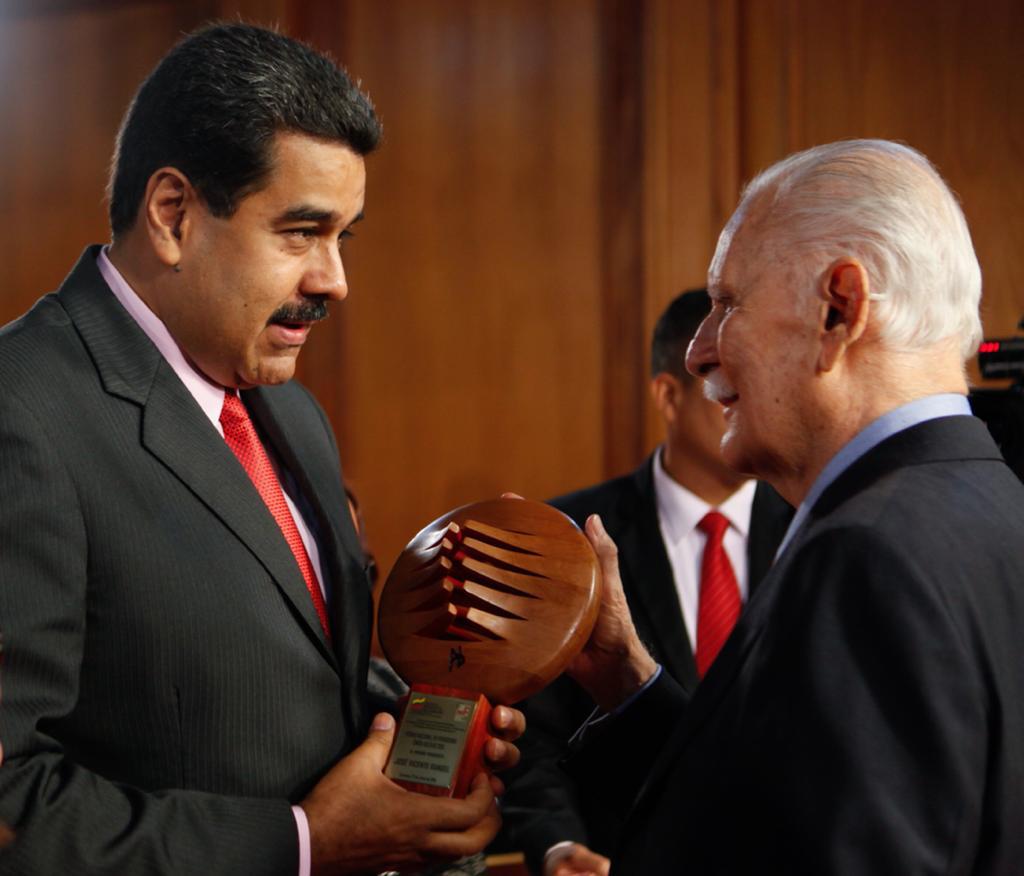 NicolasMaduro's tweet photo. La vida de nuestro hermano José Vicente Rangel es un ejemplo de lucha permanente por los ideales de justicia e igualdad. Sé que vivió a plenitud cada etapa, y nos enseñó mucho en este largo y complejo camino de transformación. Hoy cambió de paisaje un amigo y un maestro. QEPD https://t.co/SzozCHWEZc