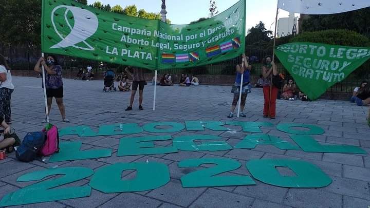 CampAbortoLegal's tweet photo. #LaPlata

PAÑUELAZO VERDE camino a la sanción de la ley de interrupción voluntaria del embarazo.

En Plaza Moreno estuvimos junto a las Actrices y Técnicas platenses por el #AbortoLegal, colectivas de artistas, socorristas y les Batuqueres. 
#EsAhoraSenado #AbortoLegal2020 https://t.co/B0dIsgv08D