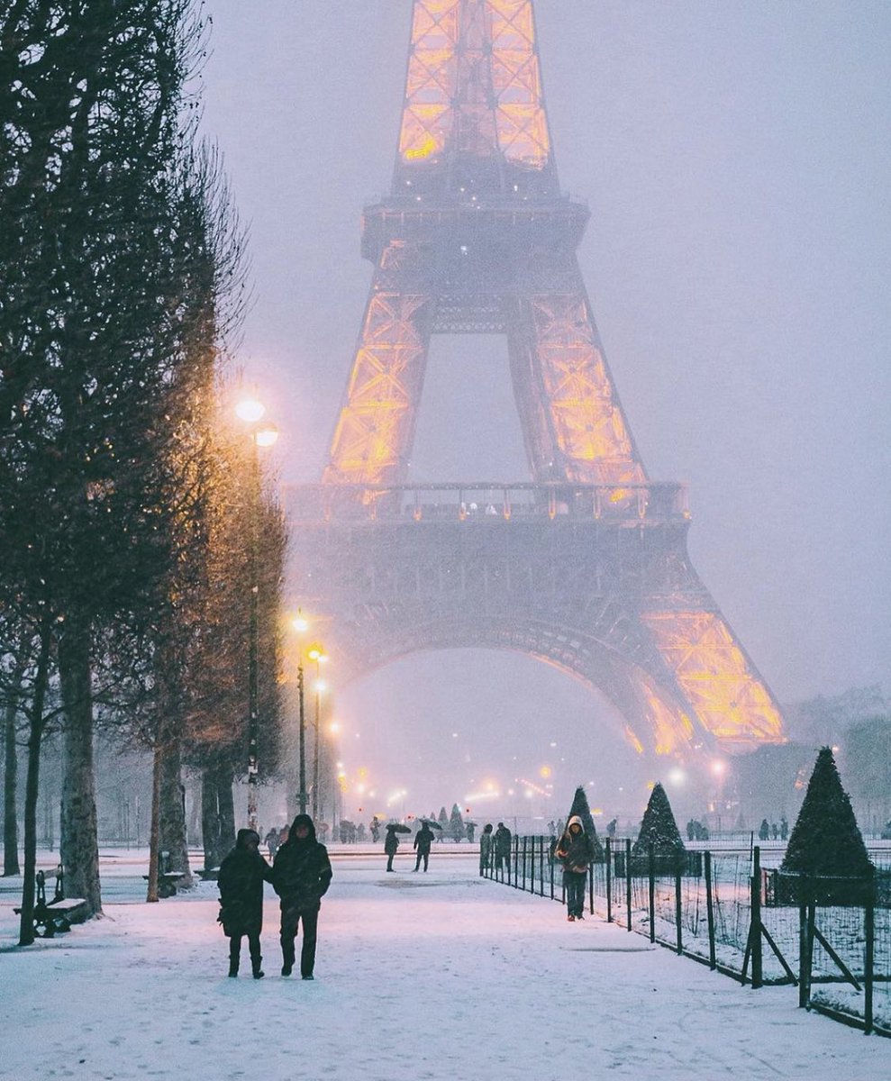 INTERIORPORN1's tweet photo. Winter in New York         Winter in Paris https://t.co/tV5ykAmEo7