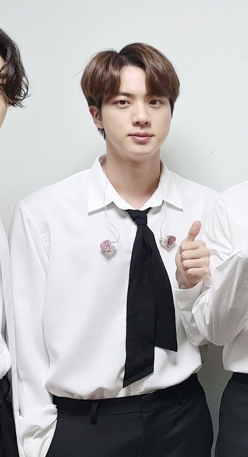 ArmyOfSeokJin's tweet photo. หน้าพี่จินตอนนี้ดูเด็กกว่าเมื่อ 5 ปีที่แล้วอีกอ่ะ 55555555555555555555555 https://t.co/J1u0WYESTp