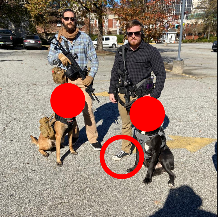 6/ And in the video of the attack on unarmed anti-racist protesters, the attacker on the right wears the same shirt and dark blue, Converse-style sneakers-- just like "Drake Remora."