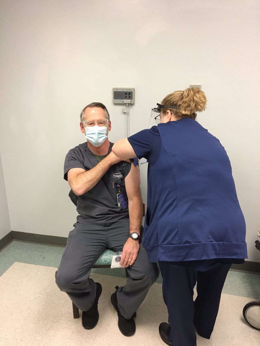 SenBoWatson's tweet photo. 1st I’m a physical therapist @Parkridge_  &amp; 2nd a mbr of @tnsenate Super excited for my colleagues and others beginning the vaccination process. It. Is. Safe. When your time comes...#JustDoIt. @TNDeptofHealth https://t.co/VKWLZ4kHvq