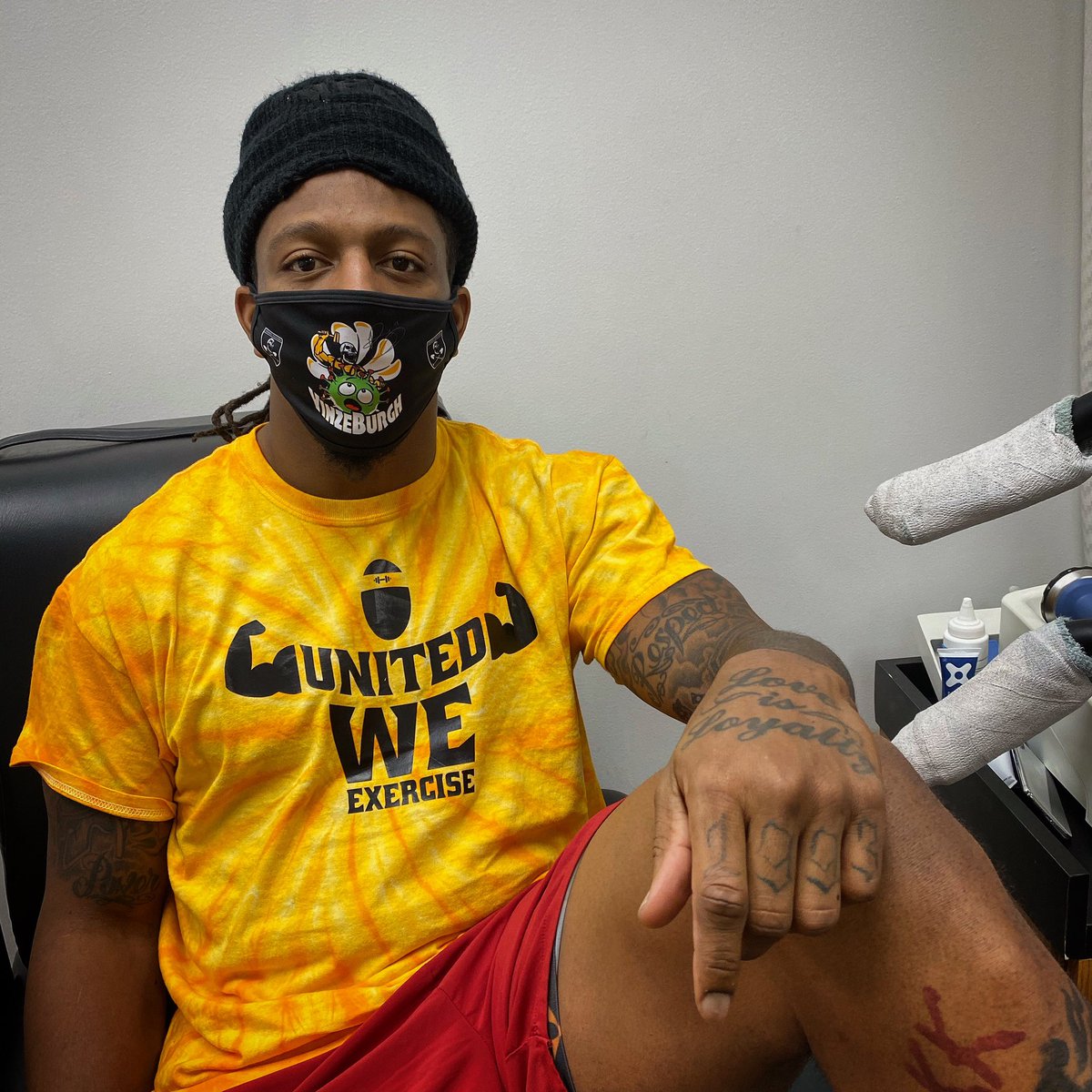 Huge shoutout to the @Bud_Dupree for rocking the UWE gear while working in Rehab. Big guy your comeback will be epic! @TakeoSpikes51 @GeorgeFoster72 #UnitedWeExercise #pittsburghsteelers #nfl #personaltrainer #strengthandconditioning #strengthandconditioningcoach #football