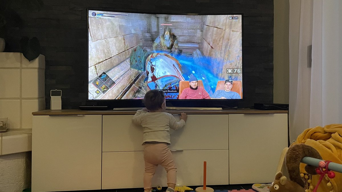 Graf_Schick's tweet photo. Der wohl jüngste Edmundenzel Fan😉 Das ist meine Tochter 😍 @EtienneToGo @TheRocketBeans https://t.co/8KNftNug2N