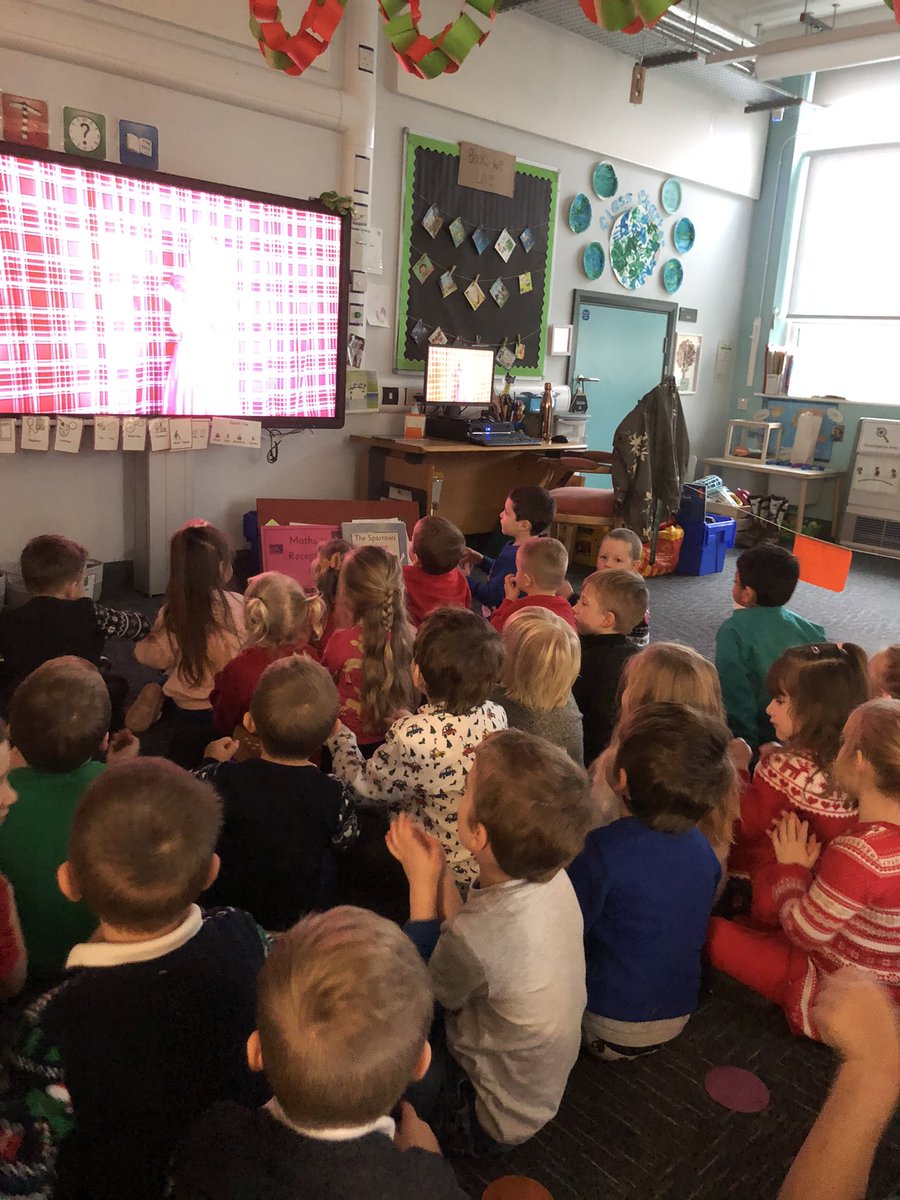 whitehouseps's tweet photo. The children in early years are enjoying their pantomime by Shooting Star Entertainment @whitehouseps #Searchforsanta #Christmas2020 https://t.co/w4byK3hAnO