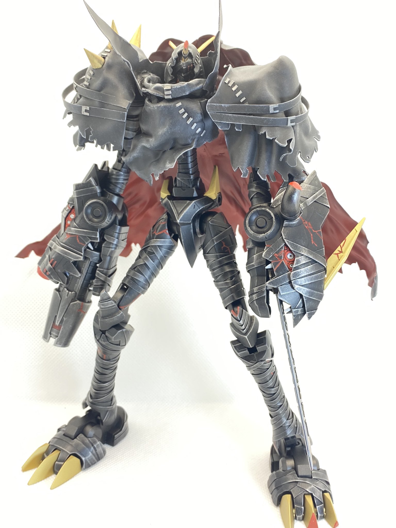 余地 オメガモンズワルトd完成致しました かなり手足腰の延長をしてやっと良いバランスになりました 布類はプラ板熱して素手で伸ばしたり曲げたり 指の火傷が絶えませんでした リプ欄に続きの画像掲載してます デジモン オメガモン オメガモン