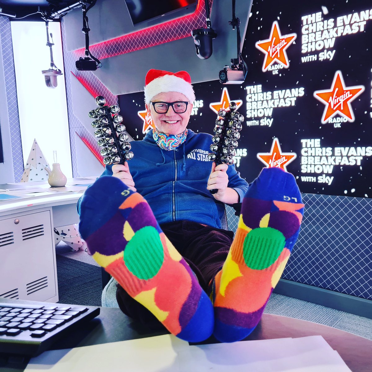 Stand4Socks's tweet photo. Who is ready for Christmas? Radio legend and Presenter @achrisevans of @VirginRadioUK certainly is!
Great to have Chris rocking his socks supporting homeless buy one = give one. Following his interview about our socks with another legend @stephenfry #sockittohomelessness https://t.co/lhlAKlpJXt
