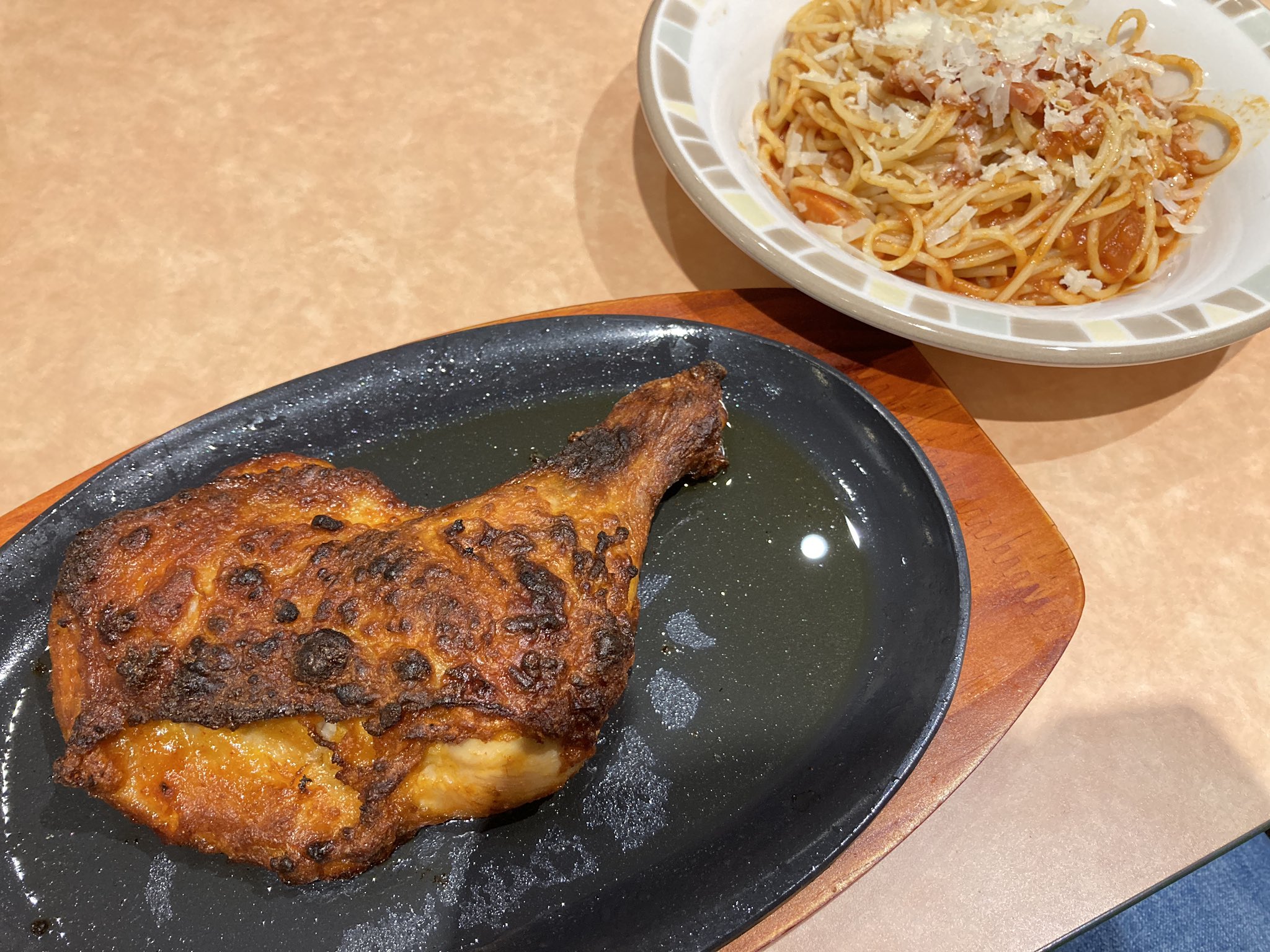 Himmel 辛味チキンの大きいのが出たと聞いて食べてきました 大きい分 肉が若干パサついてる所もあったので ジューシー感が欲しい人は 今までの小さい辛味チキンの方がいいかもです なお 自分は各々違う良さがあって美味しいと思うので 行くたびに