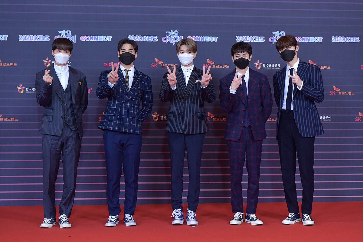 officialclubkbs's tweet photo. 잠시 후 8시30분에 시작하는 2020 KBS 가요대축제!
 
레드카펫 사진 살짝 놓고갑니다♥ 올해도 가요대축제와 함께🎉

#가요대축제 #레드카펫 #뉴이스트 #NUEST https://t.co/SrCm2r7anX