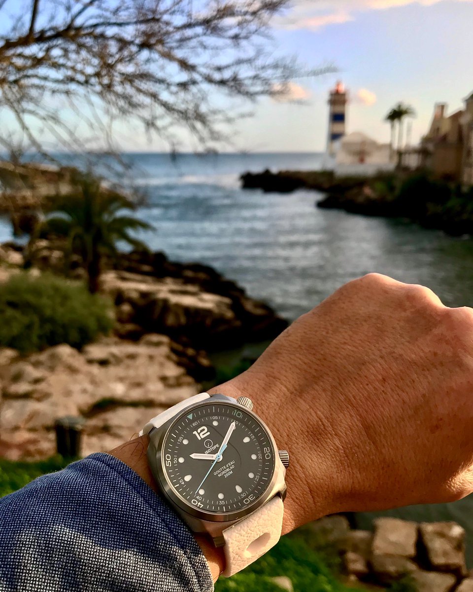 isotopewatches's tweet photo. The Goutte d’Eau Nordblad on a cool White Sport Tropic strap.
📷 @miguelseabra
#isotopewatches #nordblad #isotope #diverwatches #freediving #espiraldotempo #watches #britishwatch #britishwatches #britishwatchbrand #britishwatchmakers #diver #driver #nordblad #espiraldotempo https://t.co/R7Hz64uYDS