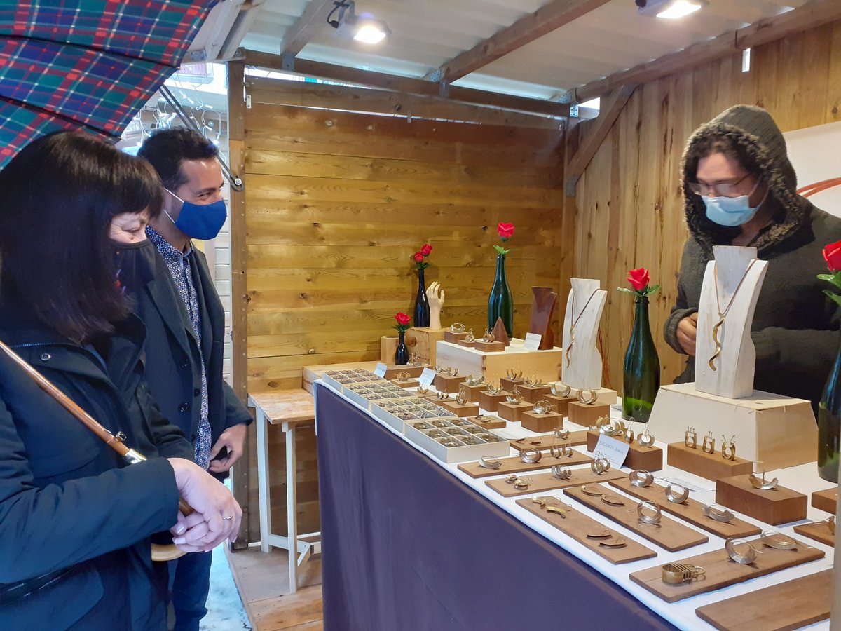 ajuntamentvng's tweet photo. 📆🎄Des d'avui i fins el 5 de gener, mercat d'artesania a la plaça de la Vila. 16 parades amb productes de cosmètica, ambientació nadalenca, roba, joieria i bijuteria, decoració, complements...
#VilanovailaGeltrú #MercatsdeVNG https://t.co/6CNnpzJ7i2