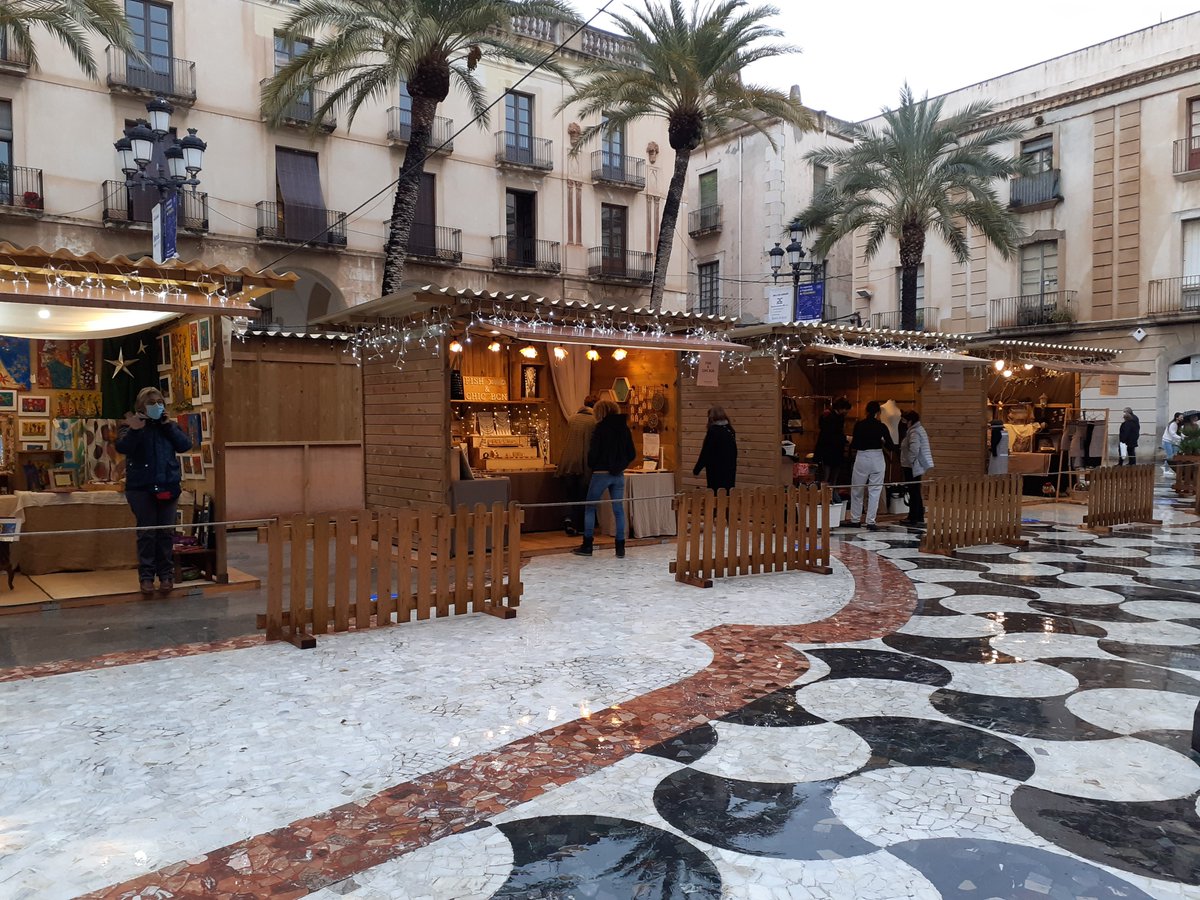 ajuntamentvng's tweet photo. 📆🎄Des d'avui i fins el 5 de gener, mercat d'artesania a la plaça de la Vila. 16 parades amb productes de cosmètica, ambientació nadalenca, roba, joieria i bijuteria, decoració, complements...
#VilanovailaGeltrú #MercatsdeVNG https://t.co/6CNnpzJ7i2
