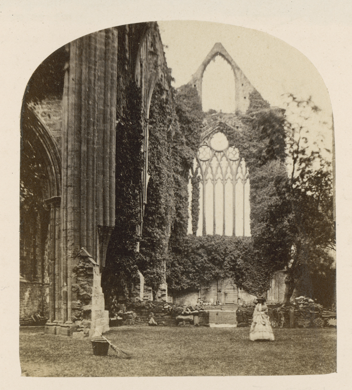 By the late C18, ‘Romantic Tourism’ of the medieval sites of Wales was fashionable. The Duke of Beaufort, then owner of Tintern, cleared the grounds to make them more accessible to tourists, but left the thick vines and ivy cover of the church untouched. 4/6