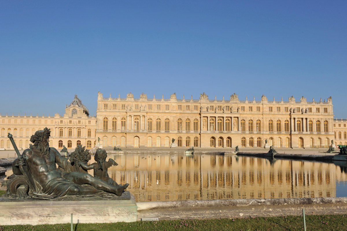 ParisJeTaime's tweet image. #CONCOURS🎁 Profitez d&apos;un week-end pour 2 à #Paris ! 1 nuit au Brach Hôtel, 1 an d&apos;entrées au @CVersailles, 1 visite guidée du château avec Picturesque Voyages et 1 dîner au bar chic Le 1807 🥂

‼️ Suivez @ParisJeTaime et @CVersailles + RT ce tweet et #Parisjetaime en commentaire