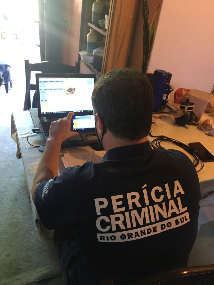 policiacivilrs's tweet photo. #OpInfânciaProtegida até o momento quatro pessoas presas em flagrante e apreendido material com cerca de 10 mil arquivos contendo pornografia infantil. Atendimento à imprensa as 9:30 na sala de imprensa no 3º andar do Palácio da Polícia. #DPGV #DPI #Deca https://t.co/oLtJ1AiUX1