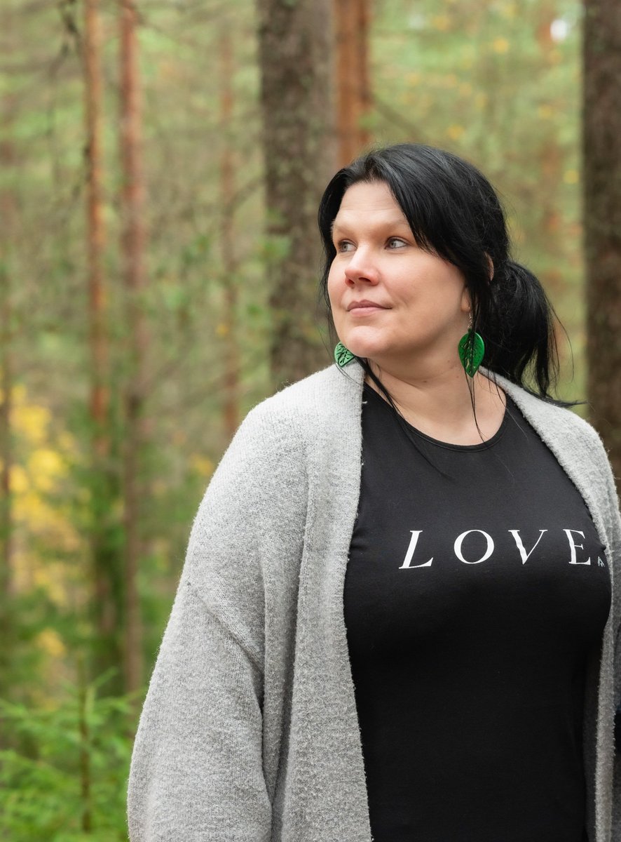 HeidiForsell1's tweet photo. Kun valmistuu joksikin, niin parhaassa tapauksessa tajuaa, ettei ole yhtään sen valmiimpi, vaan näkee omassa keskeneräisyydessään valtavasti potentiaalia. Kenestä tahansa voi tulla mitä vaan! Minusta tuli tänään sosiaalialan erityisasiantuntija. #sosiaalialanerityisasiantuntija https://t.co/Ge1qnykXI5
