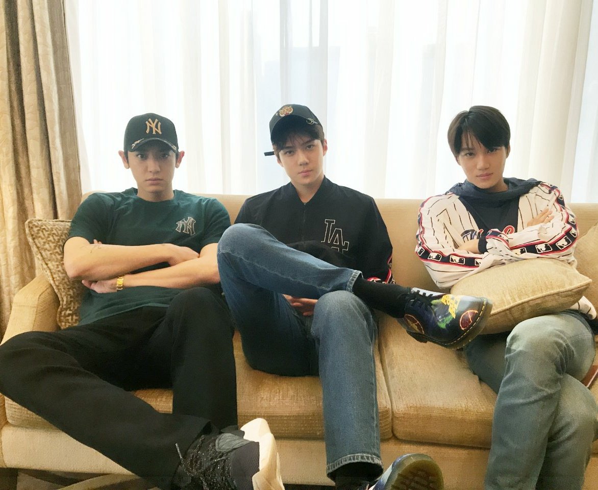 chanyeolsite's tweet photo. the maknaes                              the hyungs https://t.co/1hhQwfCdZZ
