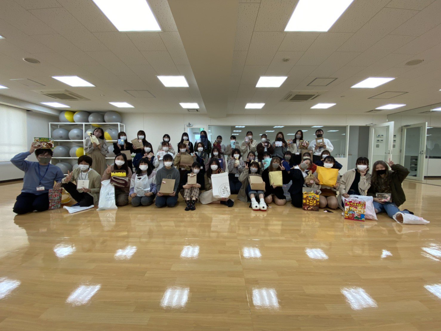 大原学園松本校 公式 医療コース 1年生 2年生合同でミニクリスマス会を実施しました みんなでミニゲームやプレゼント交換をして盛り上がりました 交流会は今回で最後でしたが 全てを通し盛り上がり 交流の輪 大原学園松本校 公式 医療コース 1年生 2年生合同でミニクリスマス会を実施しました みんなでミニゲームやプレゼント交換をして盛り上がりました 交流会は今回で最後でしたが 全てを通し盛り上がり 交流の輪