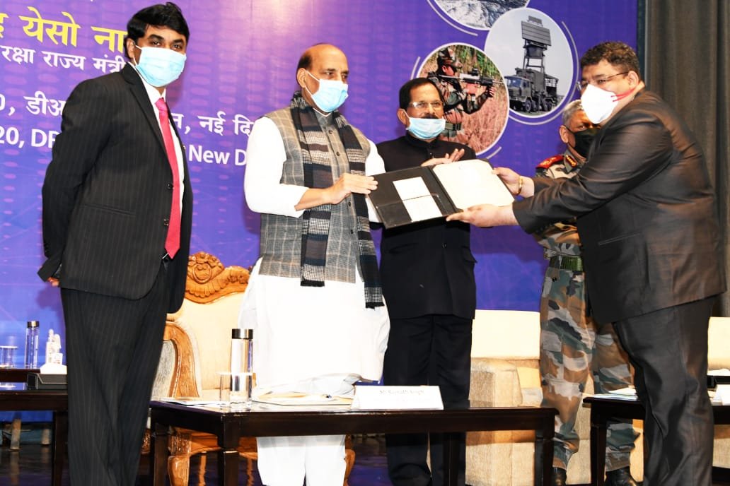 ANI's tweet photo. Amit Sharma, Cyber Advisor, Defence Research and Development Organisation receives the Agni Award for Self Reliance by Defence Minister Rajnath Singh. He is the youngest awardee to receive the award in the cyber domain. https://t.co/srD6ADEK6S