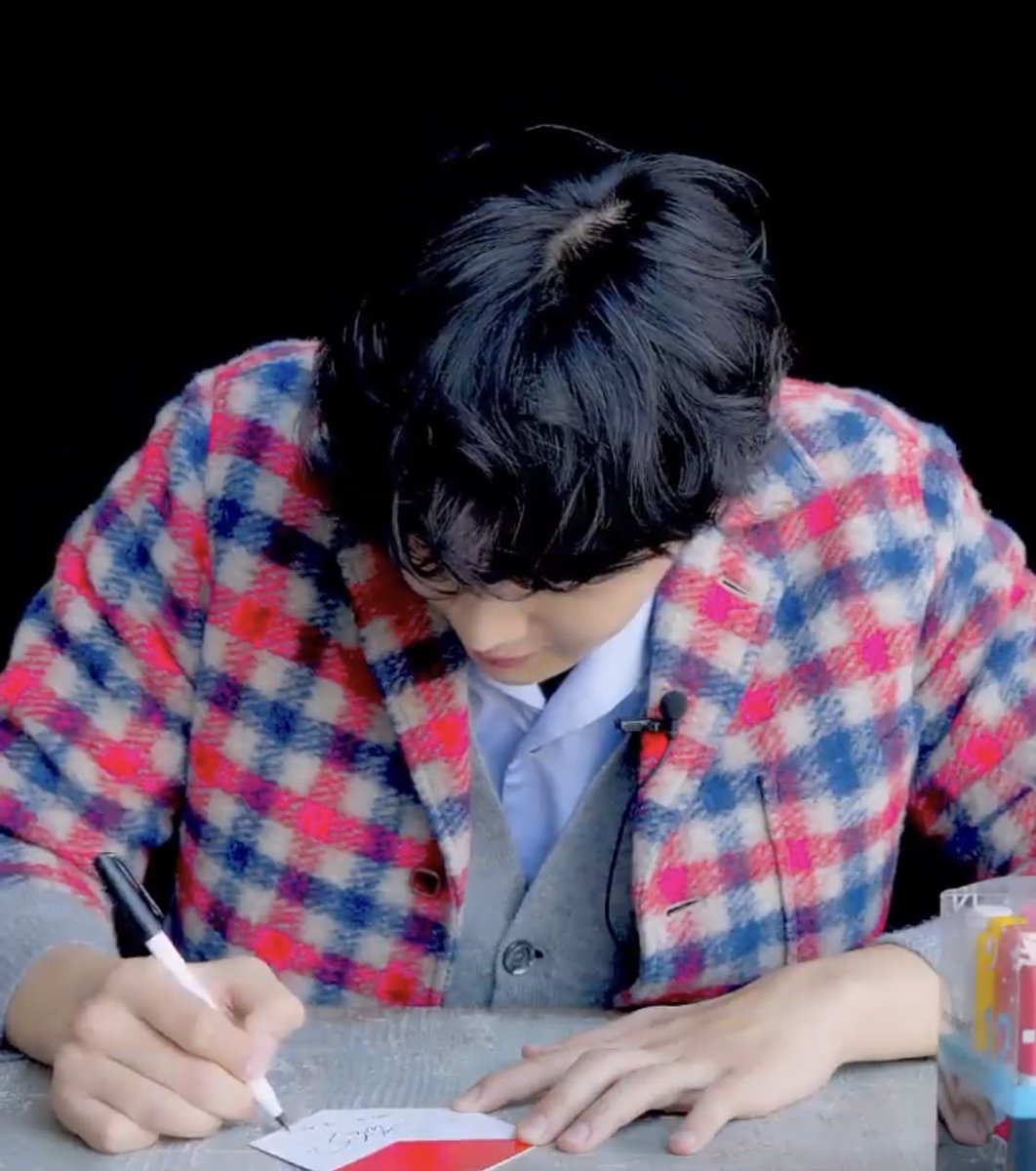 dang.. he looks so soft with curled hair and hot pink-blue checkered coat

#KimSeonHo