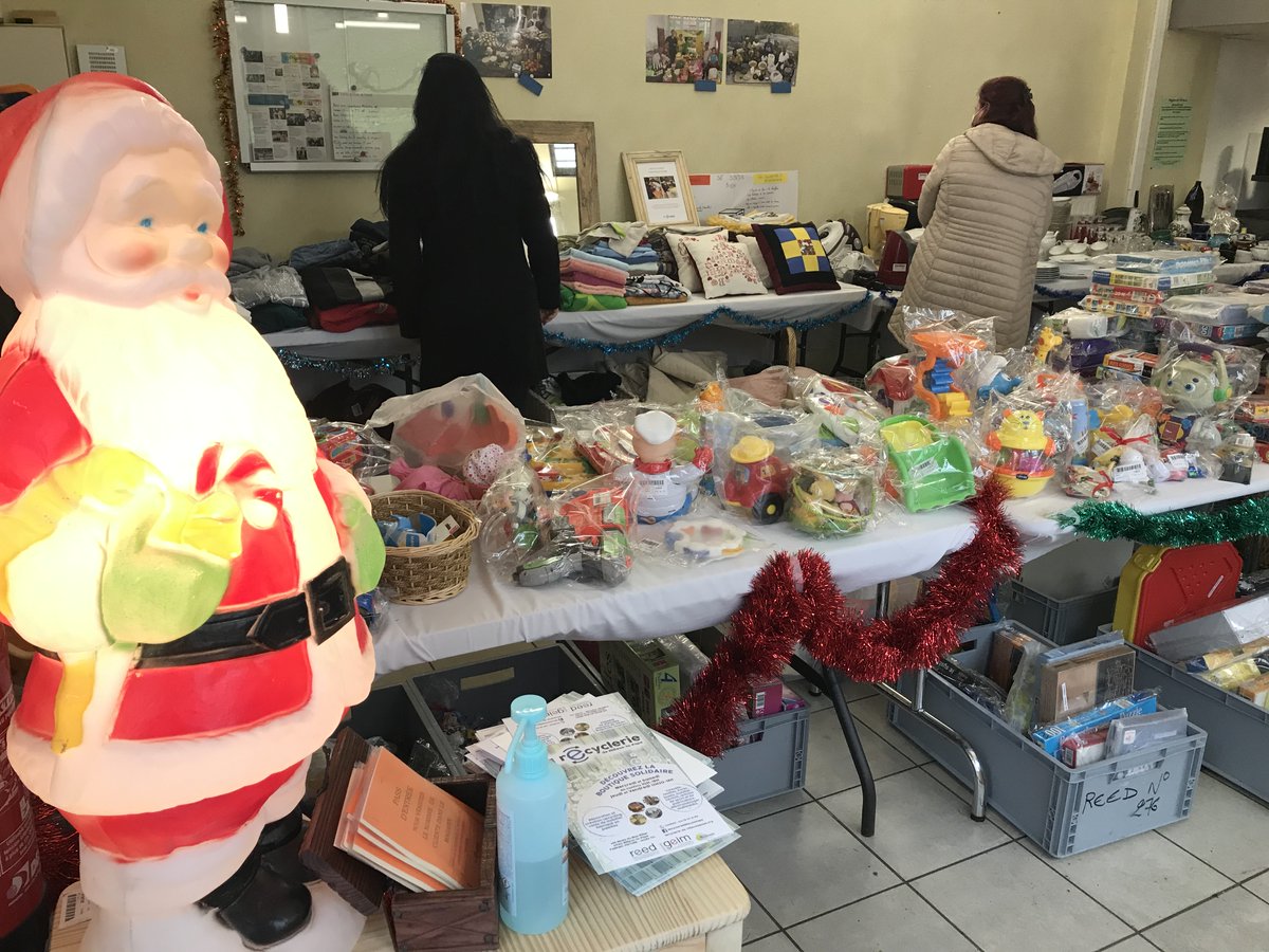 Notre équipe est ravie d’avoir délocalisé la boutique  au cœur du quartier du Vergoin!Les habitants sont venus nombreux s'équiper et faire des cadeaux à petits prix.Belle journée, on a hâte d’y retourner!#boutiqueephemere #ressourcerie #lyon9 #AdoptePlusQuunnObjet #noelsolidaire