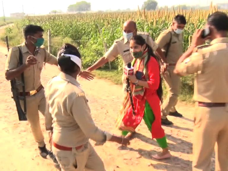 हाथरस कांड को जिन बड़े बड़े तिलकधारी संगठनों ने ऊंची जाति की नाक का सवाल बना लिया था..CBI ने उनको कंटाप रसीद किया है..CBI ने चार्जशीट लगा दी है. कहा है गुड़िया का गैंगरेप करके मर्डर किया गया है. ये घिनौना काम उन्हीं 4 अपरकास्ट लड़कों ने किया. 
#HathrasCase