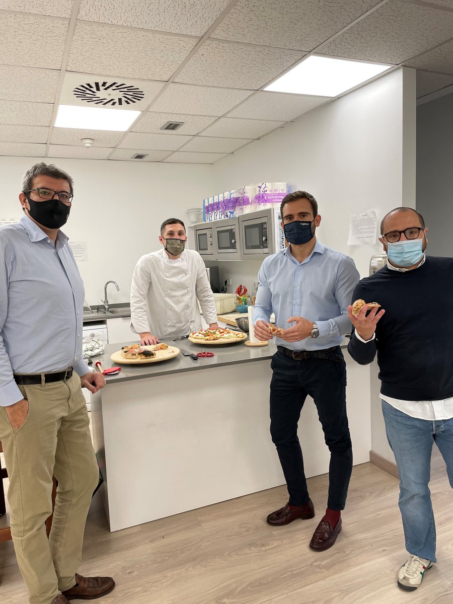 logisber's tweet photo. Debido a la situación actual, este año hemos realizado nuestra "cena" de empresa de manera distinta pasando un día especial en nuestra oficina junto 2 chef Pizzaiolo.
Pudimos mantener la distancia de seguridad y disfrutar de un día especial.
#FelicesFiestas #díaespecial #logisber https://t.co/82fAmFPhIM
