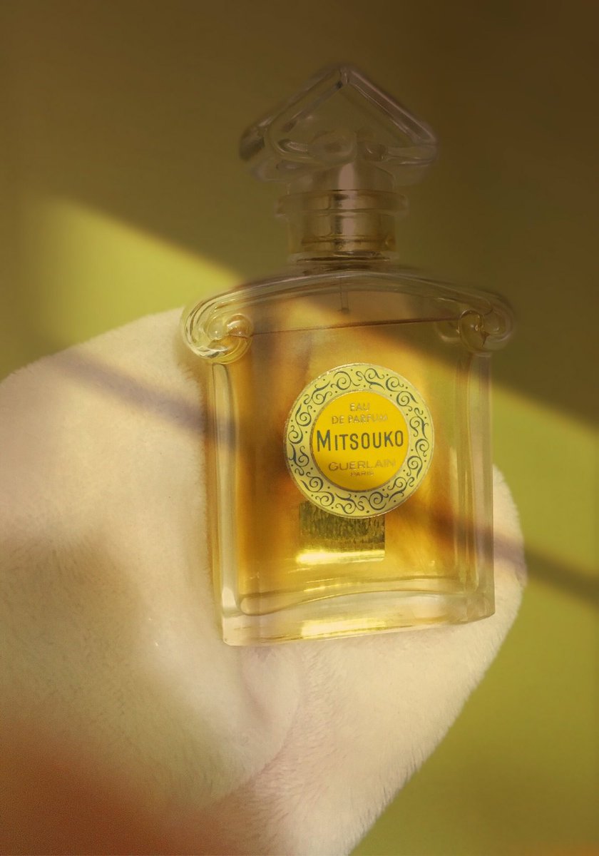 nandem0manzou's tweet photo. GUERLAINの
Jacques Guerlainが調香した香りは深い森の中にいる落ち着きのある香りが感じられて
寝る前につけると落ち着く
ナウシカの深い森にいる気分
ポイントはウエストに付けると
包み込むように香る
#睡眠
#不眠
#JacquesGuerlain
#Guerlain
#寝る前に纏う https://t.co/e40QOIfwaL