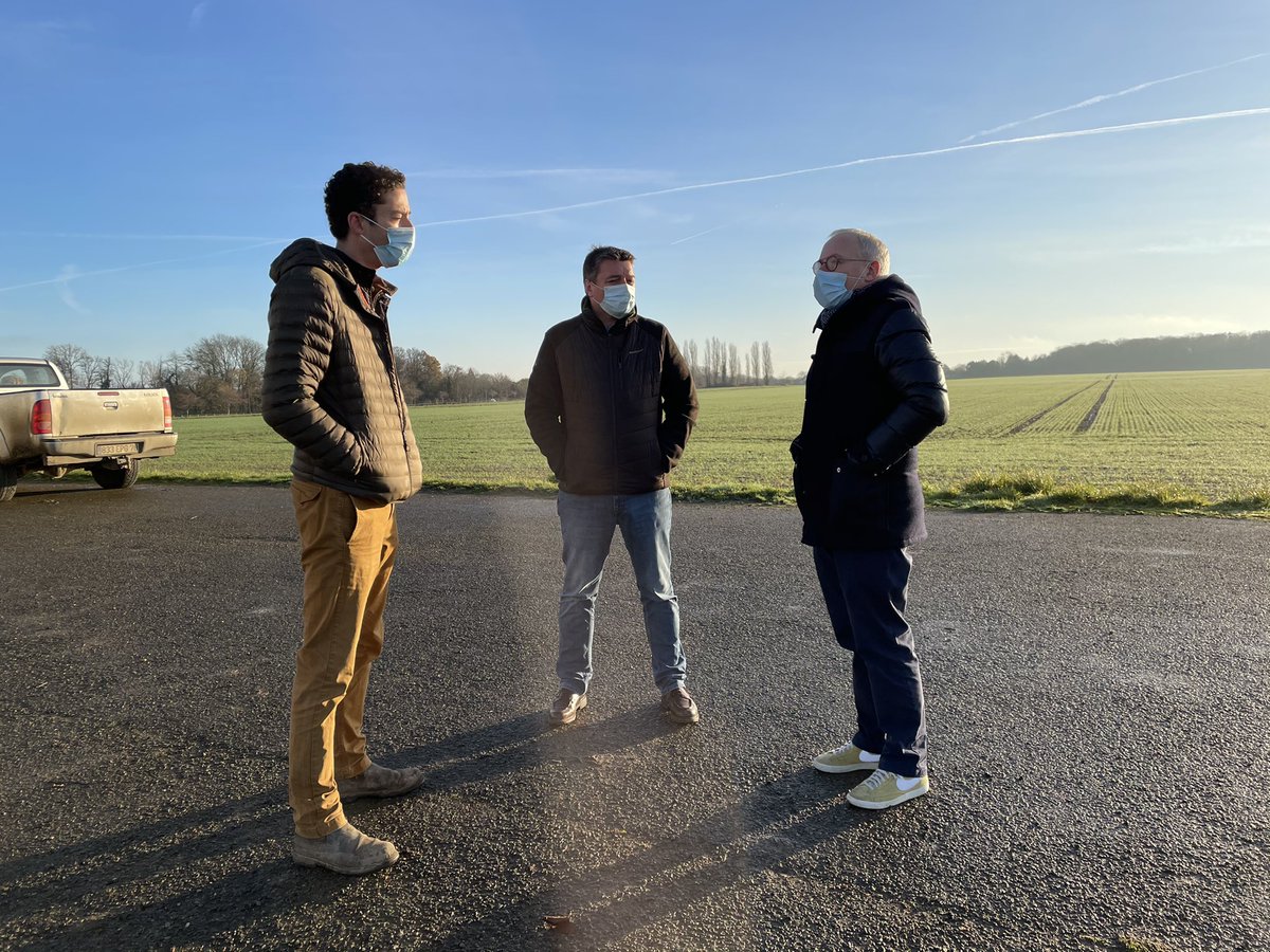 juthierry's tweet photo. Rencontre avec @dbaichere à #guyancourt pour évoquer les pratiques agricoles vertueuses, la préservation des terres dans le 78, la filière sucrière Fr, les rodéos motos dans les champs ... https://t.co/yWDjUxLtYh