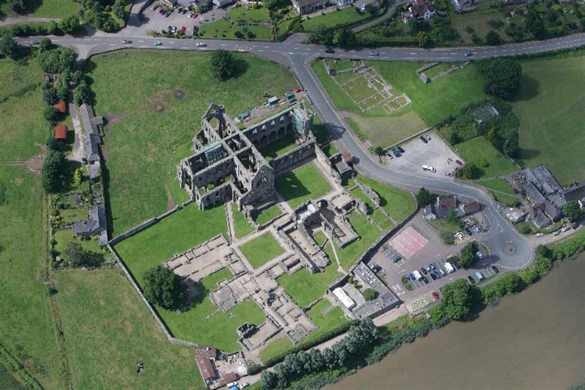 Wedi'i brynu gan y Goron ym 1901 fel heneb o bwysigrwydd cenedlaethol, trosglwyddwyd cyfrifoldeb am y safle i'r Weinyddiaeth Waith ym 1967. Erbyn hyn mae Abaty Tyndyrn yn adeilad rhestredig Gradd I ac yn heneb a drefnwyd yng ngofal Cadw. 6/6